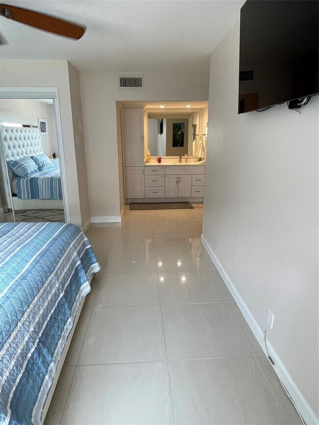 Building Photo - 5200 N Ocean Blvd