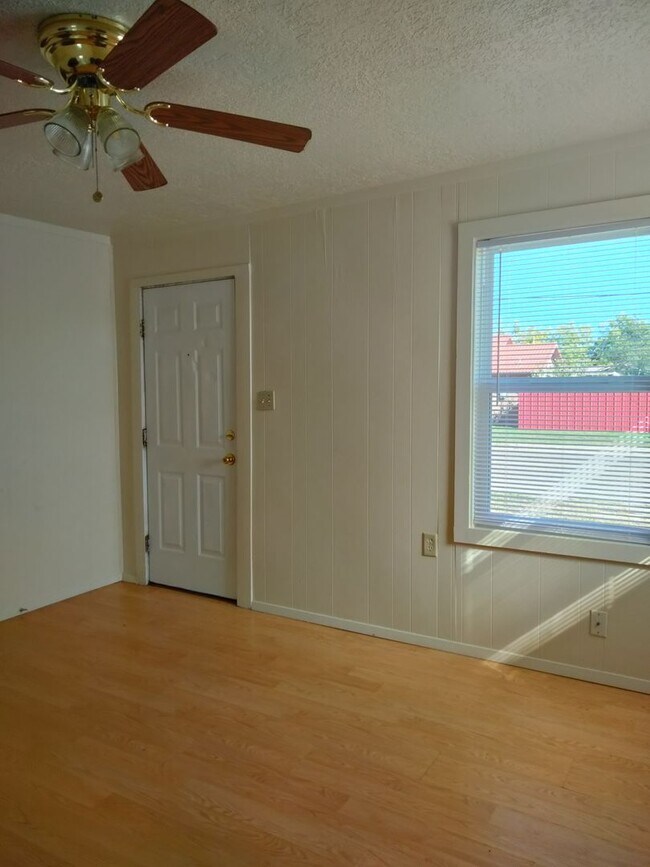 Building Photo - Cozy One Bedroom, One Bath House in Peaceful Location for $600!