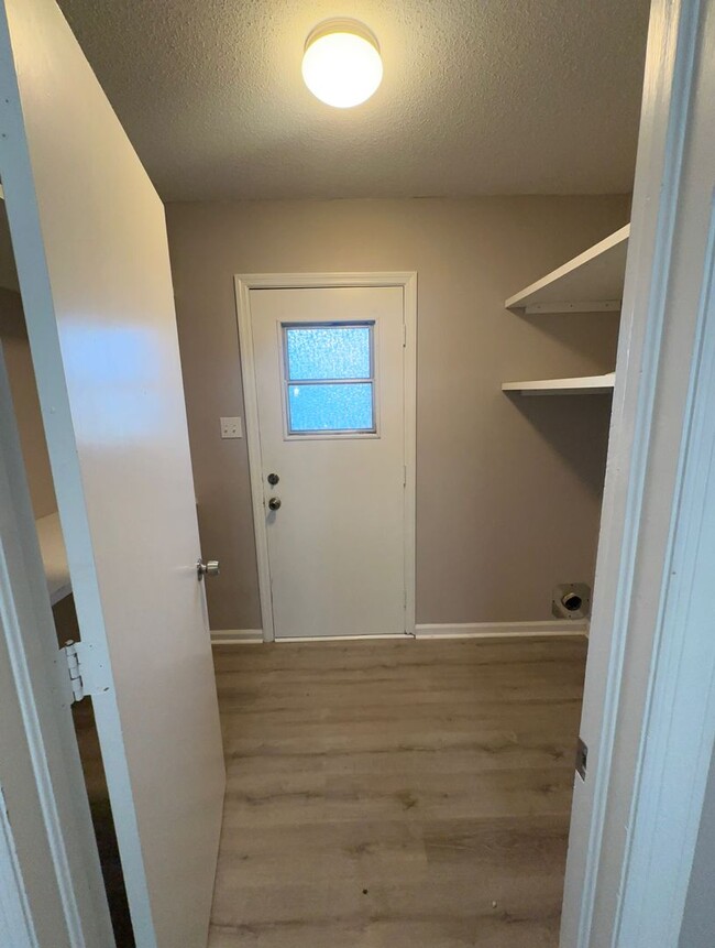 Building Photo - Fully Renovated 3 bedroom 2 bathroom Duple...