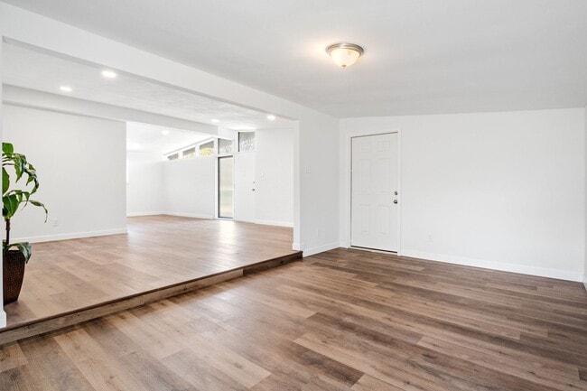 Building Photo - Large 3 bed home for Rent