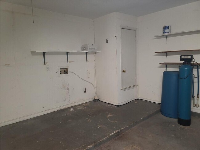 Building Photo - 904 Woodview Dr