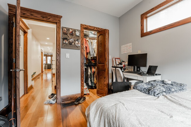 Building Photo - 1019 W Oakdale Ave