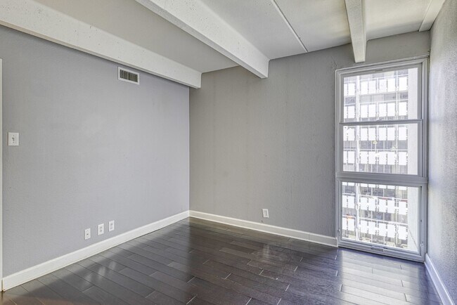 Building Photo - Luxurious 2 Bed, 2 Bath Condo with Stunning Views in Governor's Park!