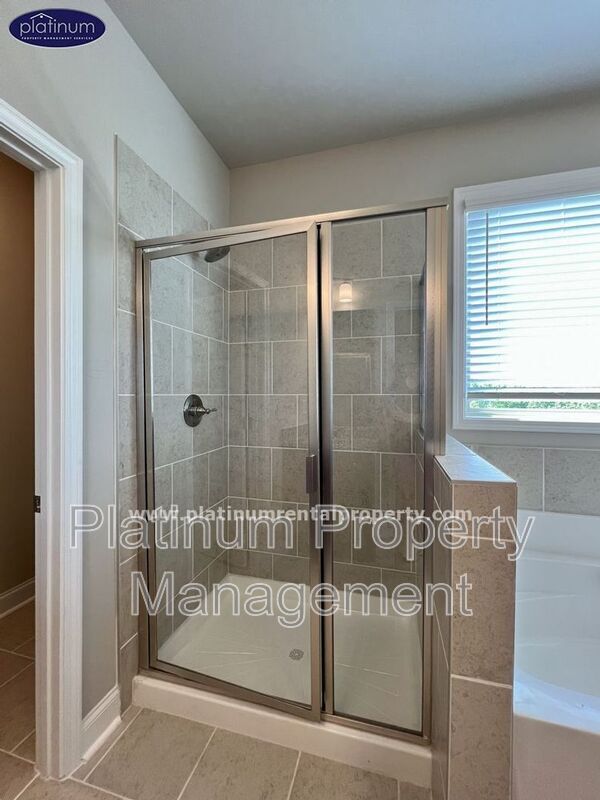 Building Photo - 2360 Manor Pointe Dr