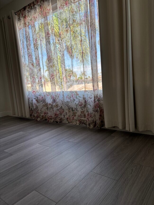 picture window living room - 25219 Loytan St