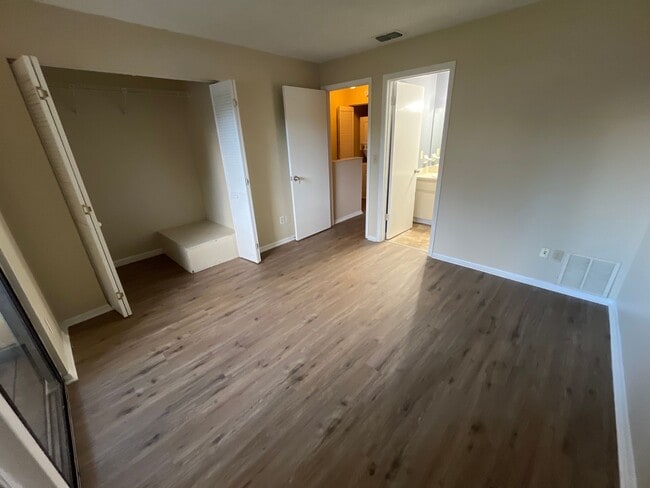 Building Photo - For Rent-2-bedroom, 2.5-bathroom located in the vibrant community of Brandon