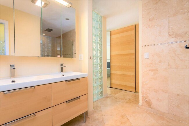 Building Photo - Northeast 16th Street, Fort Lauderdale, FL 33304 - 3 BR 3 BA single-family home