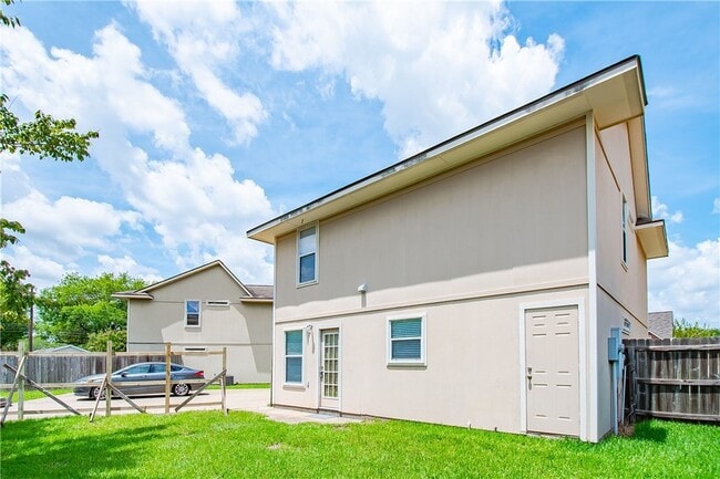 Building Photo - 504 Nelson Ln