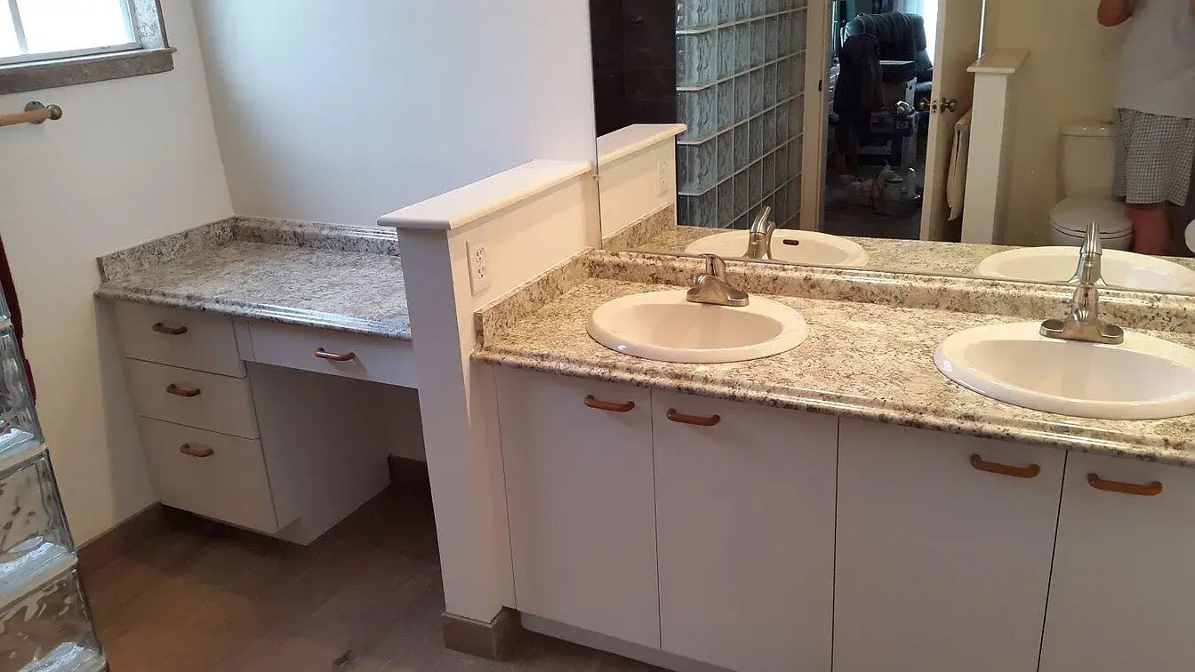 Double sink master bayhroom with walk in shower and vanity station - 106 Siena Way