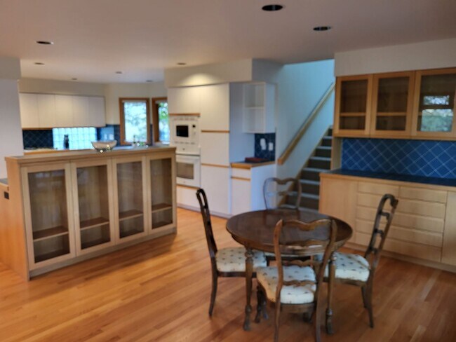 Building Photo - FULLY FURNISHED - 3 Bed 3 Full bath-office/bonus/craft room-walk to river