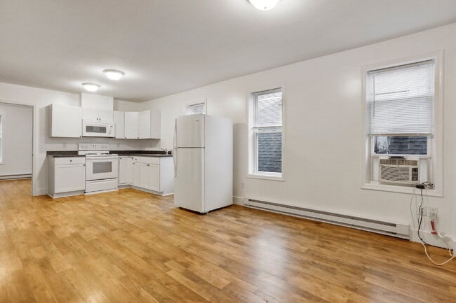 Building Photo - Welcome home to this newly renovated 2 bedroom top floor apartment