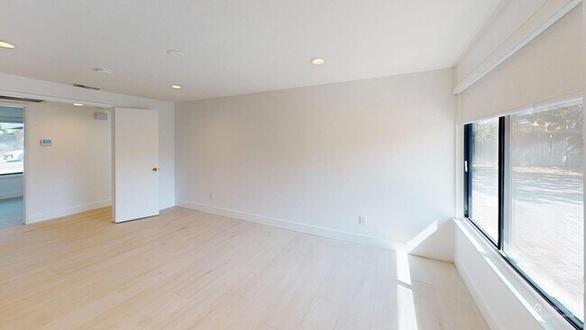 Building Photo - Welcome to your dream home! Single story R...