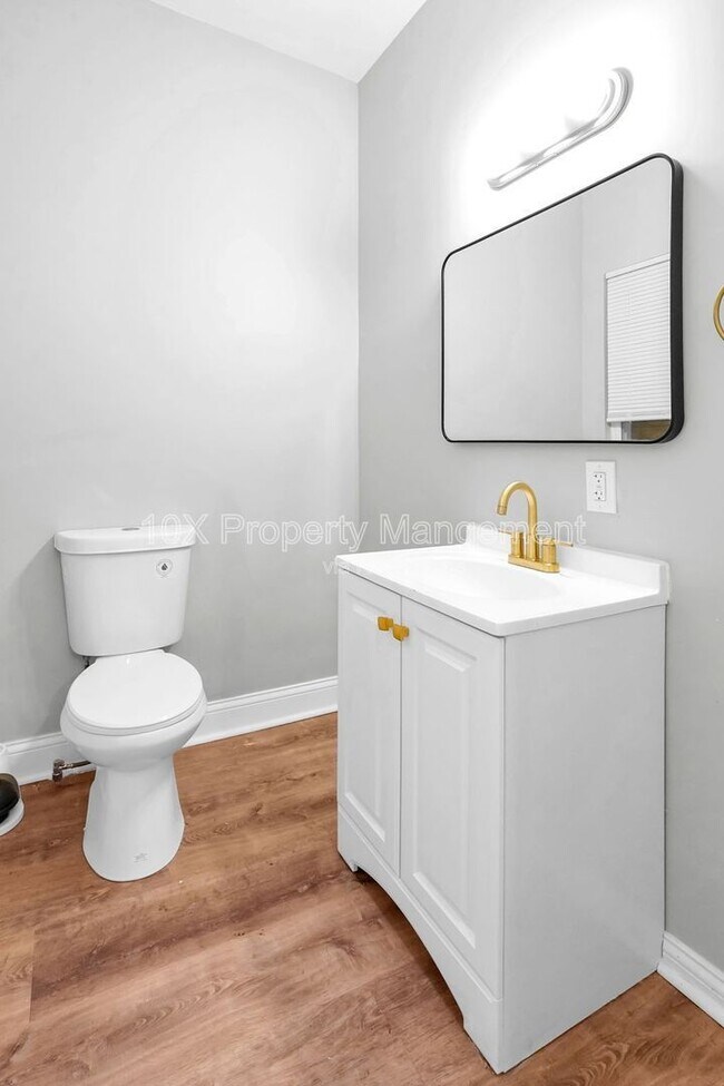 Building Photo - 556 E Whittier St