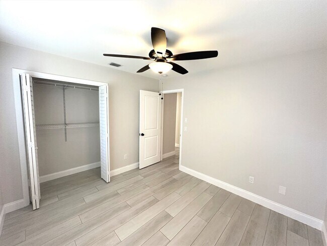 Building Photo - ** CENTRAL NAPLES ** 3 BED + DEN / 2 BATH ...
