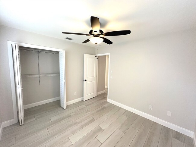 Building Photo - ** CENTRAL NAPLES ** 3 BED + DEN / 2 BATH ** GARAGE - NO HOA! ** ANNUAL RENTAL **