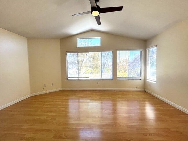 Building Photo - 4 bed, 2.5 bath located in Corona, CA!