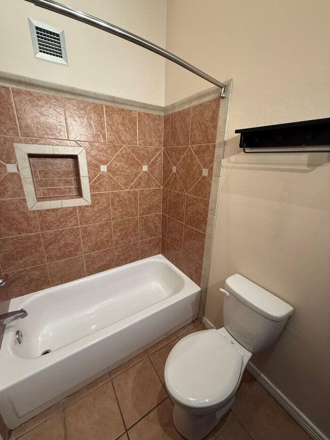 Building Photo - Townhome For Rent