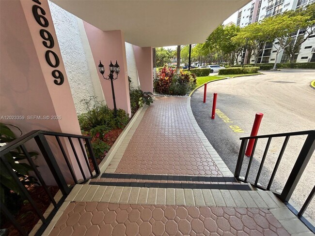 Building Photo - 16909 N Bay Rd