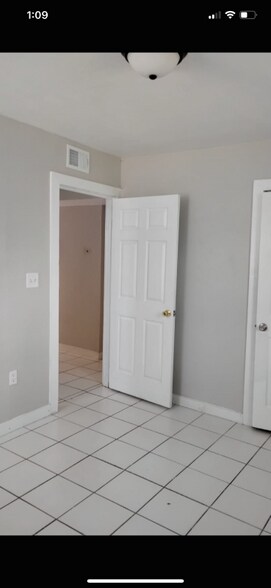 Building Photo - 107 E Venus Ln