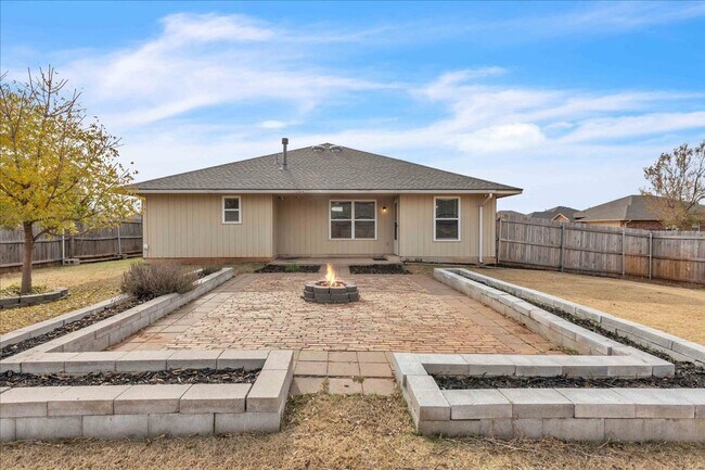 Building Photo - Lawn Care Included! 3 bed, 2 bath, 2 car