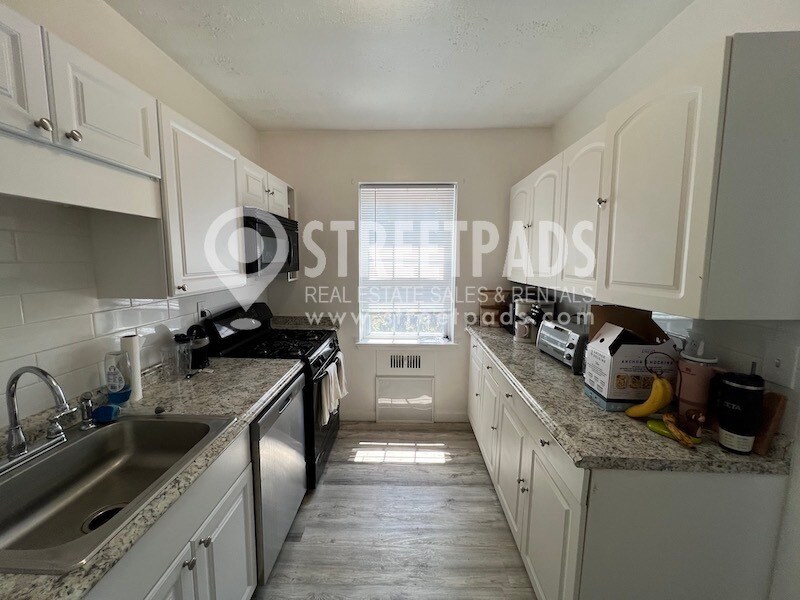Building Photo - 1153 Beacon St
