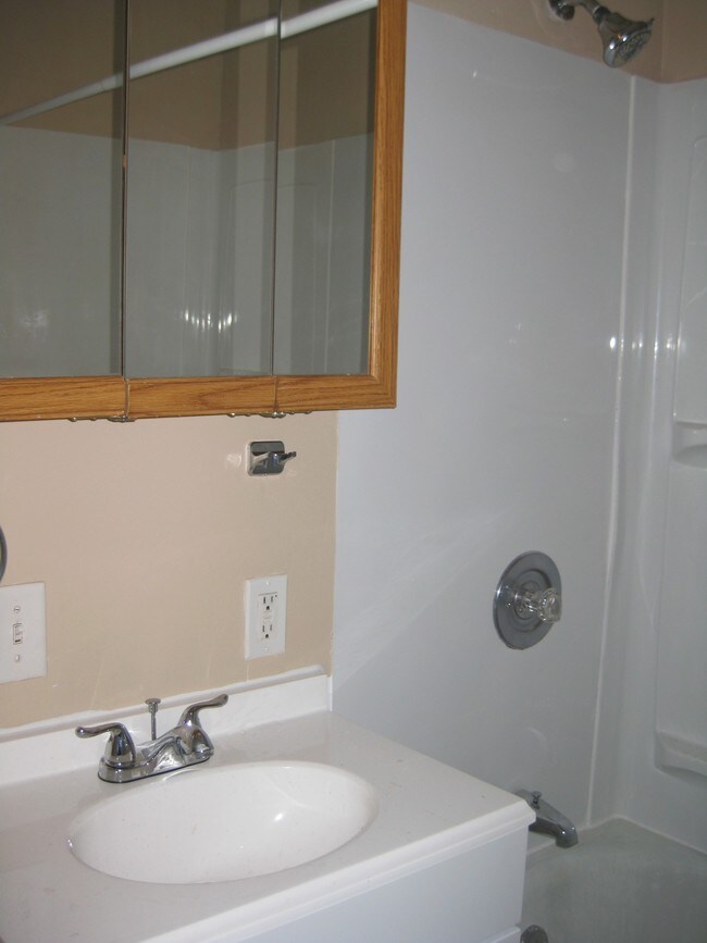 Building Photo - 2556 Vane St