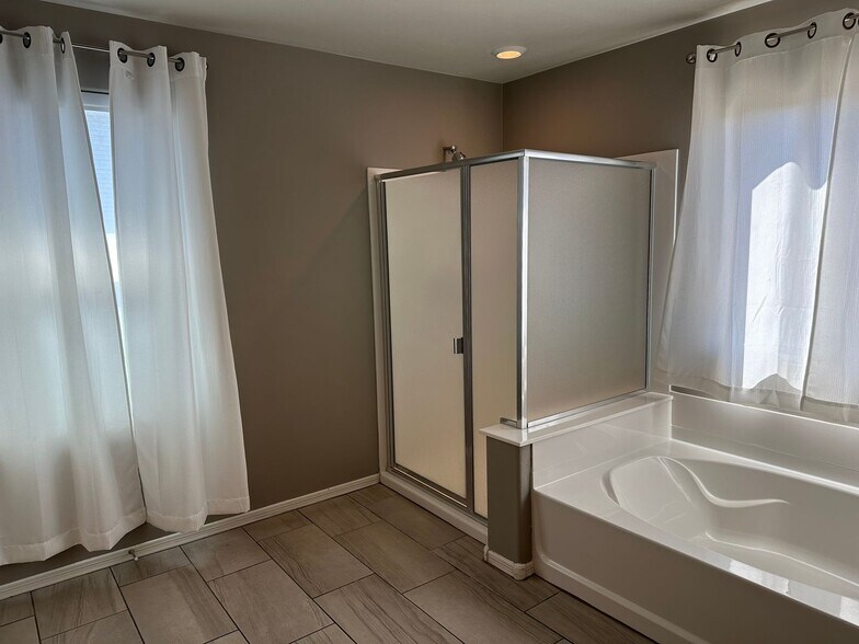 Building Photo - 1445 W Locke Dr