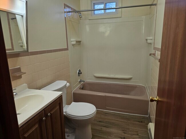 Building Photo - 88 Hickory St