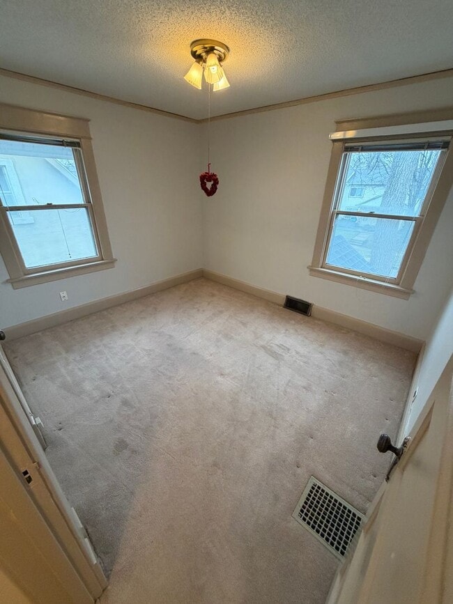 Building Photo - Spacious 4-Bedroom Home – Great Value in Des Moines!