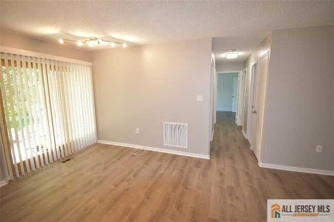 Building Photo - 49 Farnham Square