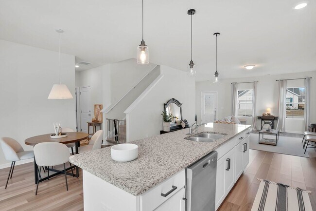 Building Photo - Bright & Welcoming 5-Bedroom Home in Richmond Hill, GA