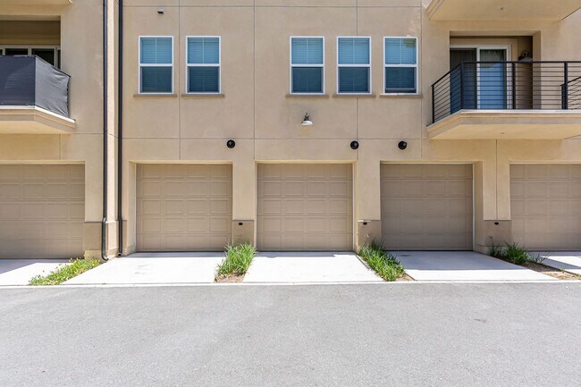 Building Photo - LIGHT & BRIGHT 2 BEDROOM W/GARAGE & LAUNDR...