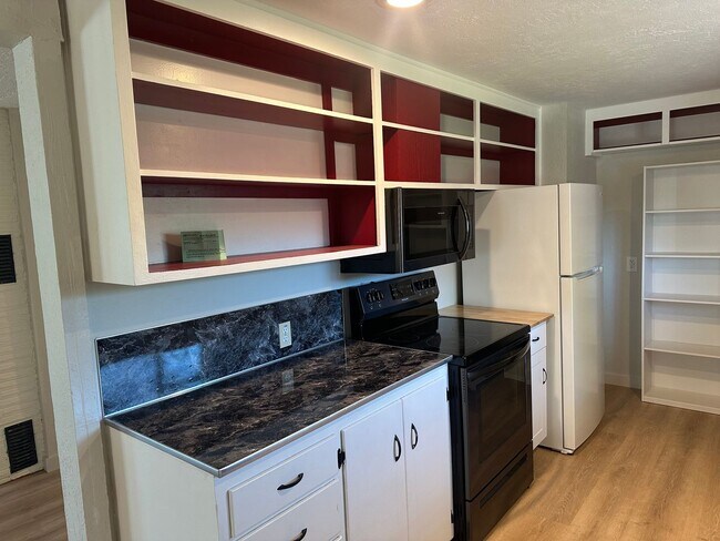Building Photo - Updated 2 bedroom 2 bath house with a deta...