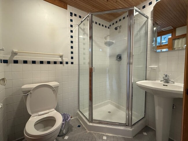 Building Photo - House For Lease