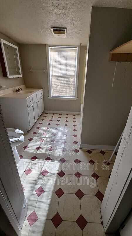 Building Photo - 311 S Mark Twain St