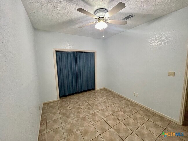 Building Photo - 421 W San Antonio St