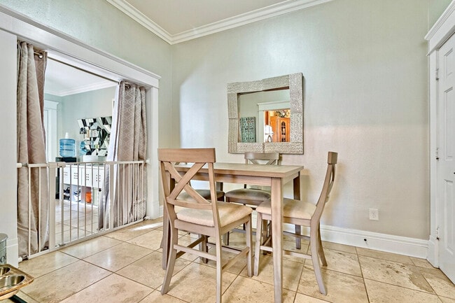 Building Photo - 507 S Willow Ave