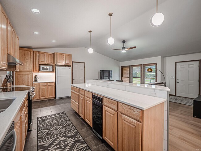 Building Photo - 6166 River Bluff Dr