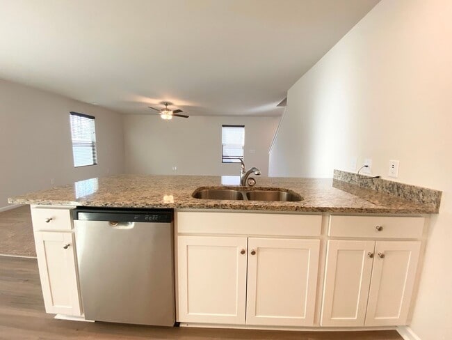 Building Photo - BETTER THAN NEW!