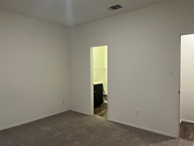 Building Photo - 105 Crier Cv