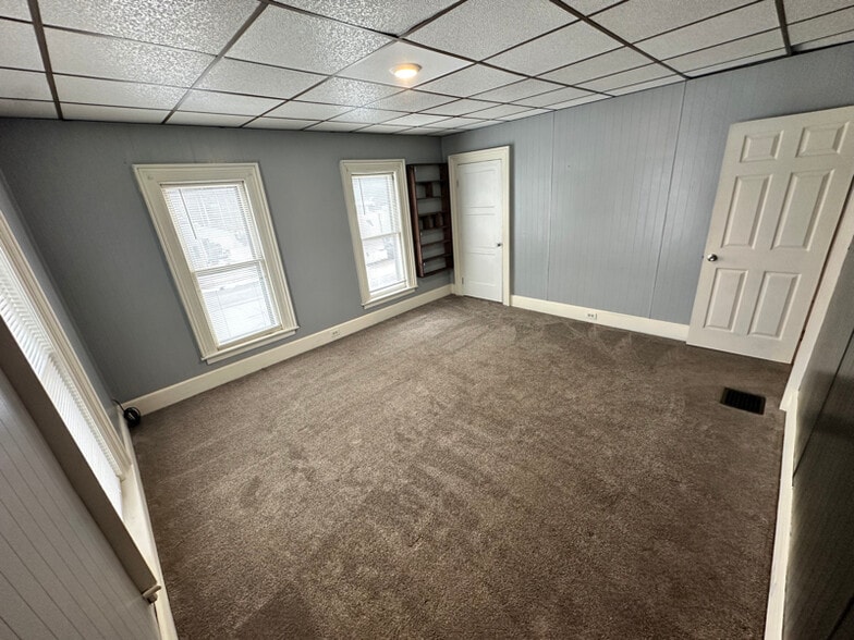 Building Photo - 573 Main St