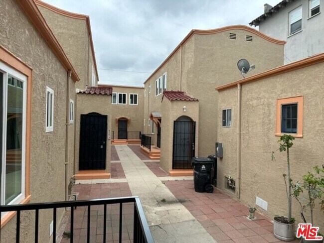 Building Photo - 836 S Catalina St