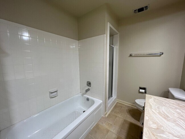 Building Photo - Spacious 2 Bedroom 2 Bath Condo in Alamo H...