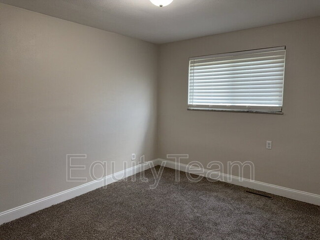 Building Photo - 204 N 10th St