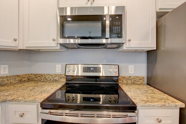 Building Photo - 133 Riverbend Dr