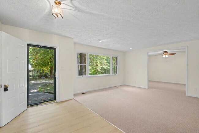 Building Photo - 151 Country Club Dr