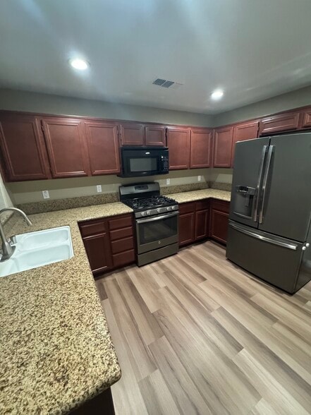 Building Photo - 642 W Brewer Rd