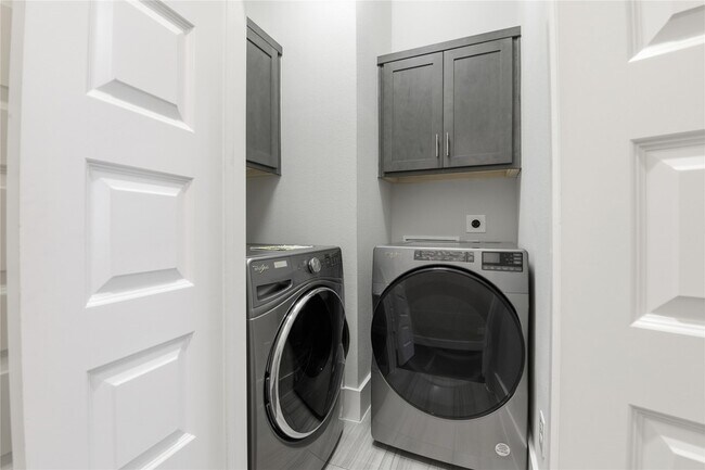 Building Photo - 819 Algona Ave