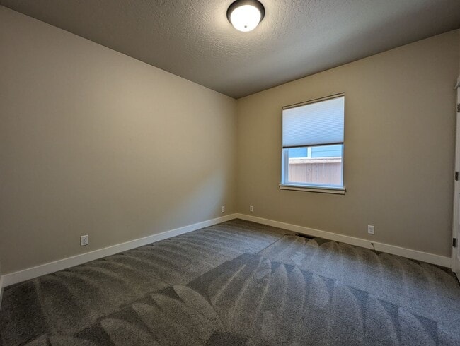 Building Photo - Beautiful 3bed/2bath home in Springfield!