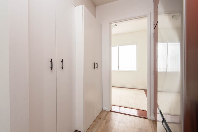 Kitchen - 11648 Chandler Blvd